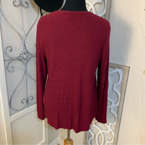 Old navy comfy shirt top light to medium weight. Like new. - Picture 3 of 11